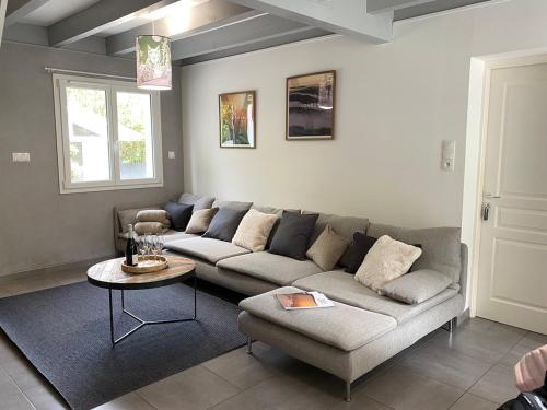 un salon avec un canapé et une table dans l'établissement Chalet Vertpheny Spa & Terrasse à 500m du Lac de Gérardmer, à Gérardmer