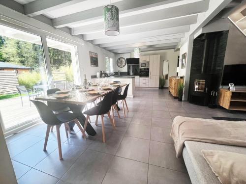une cuisine et une salle à manger avec une table et des chaises dans l'établissement Le Vertpheny, Chalet calme et coszy à 500 m du lac, à Gérardmer