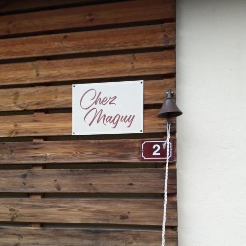 un panneau indiquant « invité se marie » accroché au mur dans l'établissement ChezMaguy Gîte semi-rural vallée de l Isle Dordogne Périgord, à Montrem