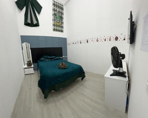 a bedroom with a bed and a tv in a room at Quarto Sonserina Nº 1 in Sao Paulo