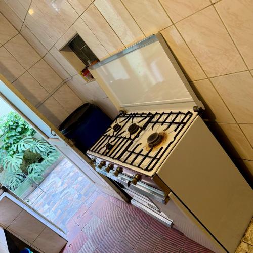 an overhead view of a stove top in a kitchen at Habitación grande y confortable en el centro de la ciudad in Cochabamba