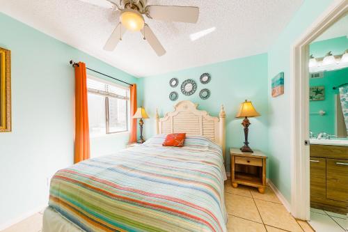 1 dormitorio con 1 cama grande y lavamanos en Las Palmas 118 - The Sandy Palm, en Gulf Shores