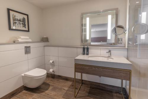 Bilik mandi di Oxford Belfry Hotel & Spa