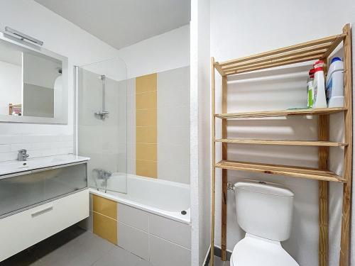 ein Badezimmer mit Toilette, Waschbecken und Badewanne in der Unterkunft 3304-T3 dans une résidence avec piscine in Argelès-sur-Mer