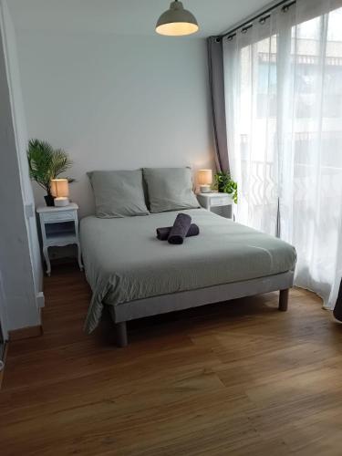 une chambre avec un lit avec deux tables et deux fenêtres dans l'établissement La Pinède entre village et plage Saint Cyr sur Mer, à Saint-Cyr-sur-Mer