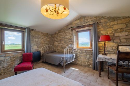 Postel nebo postele na pokoji v ubytování Gîte l'olivier au mas Dujau