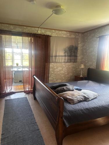 a bedroom with a bed and a window at Trehornahult Lillstugan in Burseryd
