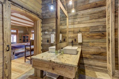 ein Badezimmer mit Waschbecken und Spiegel in der Unterkunft Rustic Luxury Retreat in Morganton