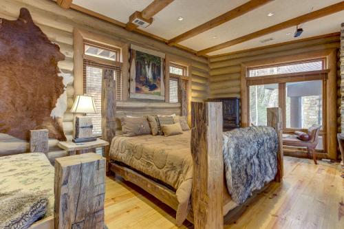 ein Schlafzimmer mit einem Bett in einem Zimmer mit Holzwänden in der Unterkunft Rustic Luxury Retreat in Morganton