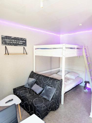 a dorm room with a bunk bed and a couch at Grands Studios Maillochon accès Gare de Poitiers et Centre ville à Pieds in Poitiers