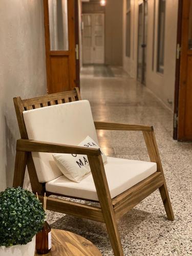 a wooden chair with a laptop in a hallway at Tribunales in Junín