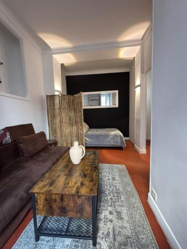 un salon avec un canapé et une table dans l'établissement Studio Au coeur de Nice, à Nice