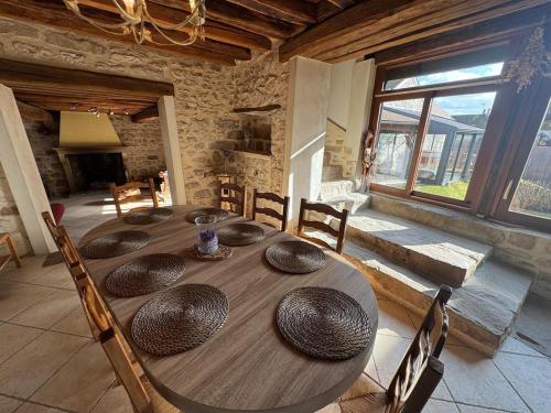 une table en bois avec des anas dessus dans une pièce dans l'établissement ARconciergerie Le gîte d'Artois, à Oncy