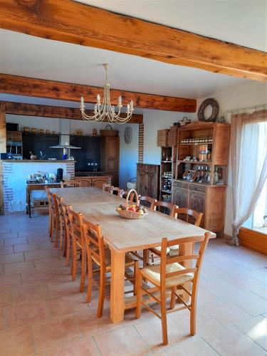 une salle à manger avec une table et des chaises en bois dans l'établissement Mas du Sabartes chambres d'hôtes, à Trouillas