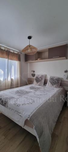 une chambre avec un grand lit dans une pièce dans l'établissement Agréable mobil home 4 personnes, à Saint-Aygulf
