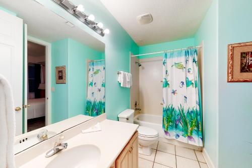 Un baño con lavabo, inodoro y ducha. en Island Royale P 501, en Gulf Shores