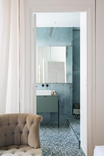 - un salon avec un canapé et un lavabo dans l'établissement Veeve - The Spirit Lifter, à Paris