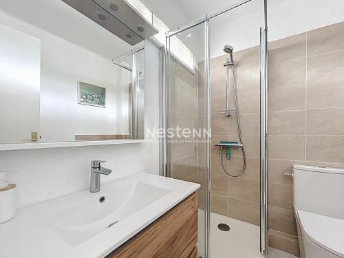une salle de bain avec douche et lavabo dans l'établissement 3143-T2 à 400m de la plage, à Argelès-sur-Mer