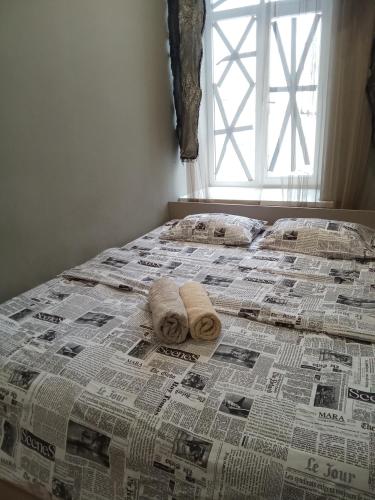 Una cama con periódicos y toallas encima. en Сердце города Дерибасовская, en Odessa