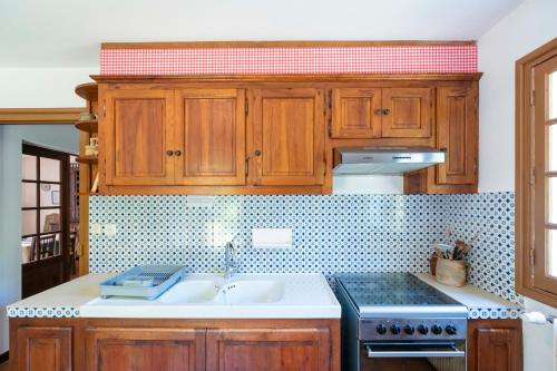 a kitchen with a sink and a stove at Usoak in Sare