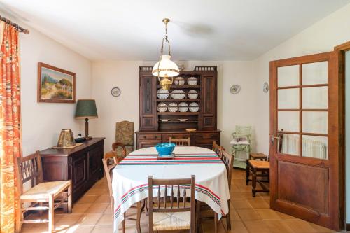 une salle à manger avec une table et des chaises dans l'établissement Usoak, à Sare