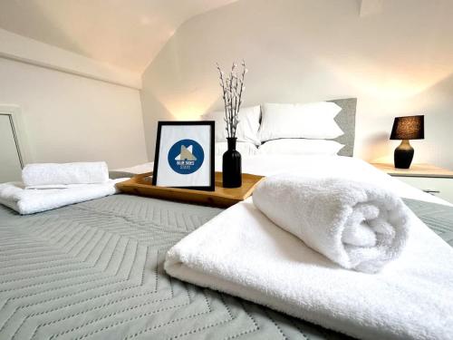 1 dormitorio con toallas blancas en la cama en Middleton House by Blue Skies Stays, en Hartlepool