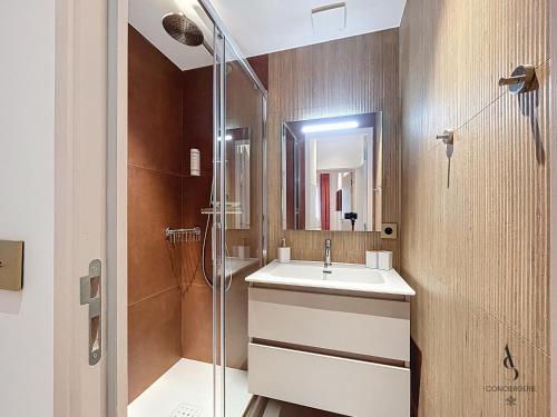 une salle de bain avec un lavabo et une douche dans l'établissement Le Forville 4 pers 55m2 5 min Palais Suquet, à Cannes