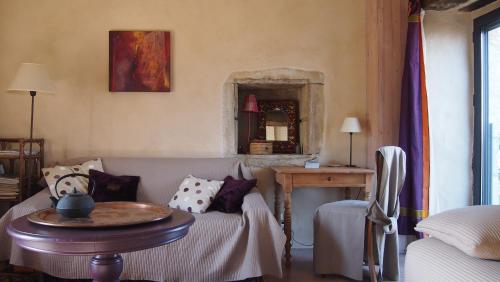 un salon avec un canapé et une table dans l'établissement Gîte rurale, très beau pigeonnier avec vue, à La Celle-sous-Gouzon