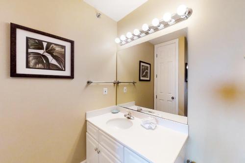 un baño con lavabo y espejo en Island Royale P 406, en Gulf Shores