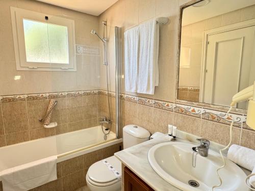 Ένα μπάνιο στο Macdonald Doña Lola Resort