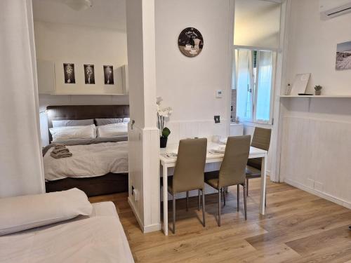 een kamer met een tafel en stoelen en een bed bij Centro Stazione in Treviso