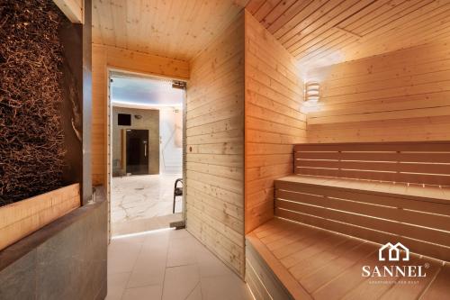 una sauna presso la spa del Sammit Resort di Apartament Premium Lux - tuż przy morzu-baseny,sauny i jacuzzi w CENIE! -Pinea Apartments Pobierowo-SANNEL Apartments for rent a Pobierowo