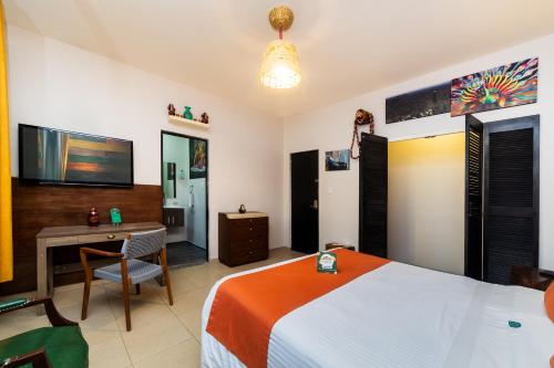 a bedroom with a bed and a desk and a tv at OYO Casa Anzures Mexico City in Mexico City