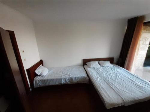 zwei Einzelbetten in einem Schlafzimmer mit Fenster in der Unterkunft Dream apartment in sunny beach in Kosharitsa