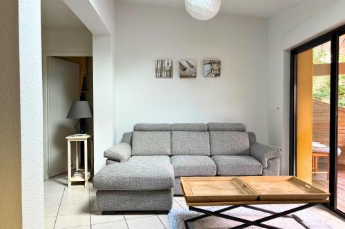 un salon avec un canapé et une table basse dans l'établissement Appartement Kôte Mer, à Seignosse