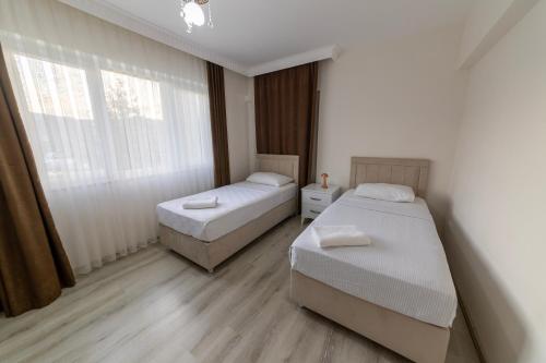 Katil atau katil-katil dalam bilik di Belya Apart Hotel