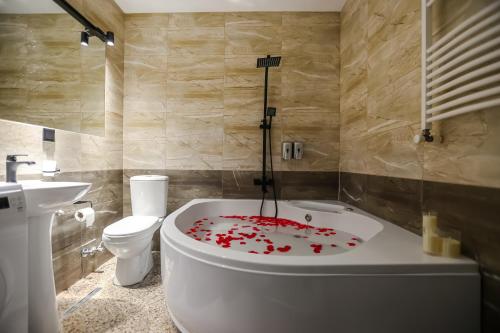 Ένα μπάνιο στο Tbilisi Luxury Jacuzzi Studio