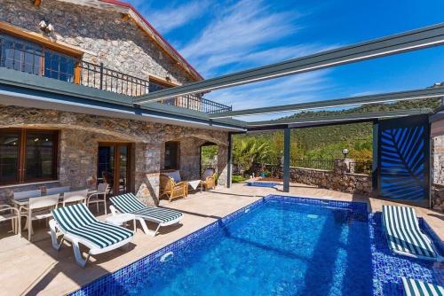 Villa Ege Stone Korunaklı ve Isıtmalı Havuz Jakuzi