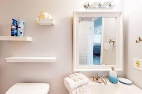 Ένα μπάνιο στο Locally Owned Condo At Las Palmas