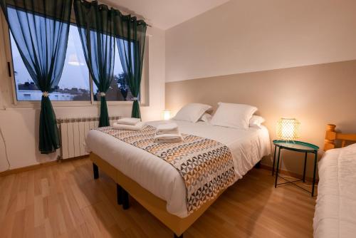 ein Schlafzimmer mit großem Bett und Fenster in der Unterkunft Horizons "Vue Mer" in Royan