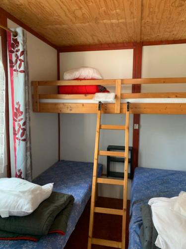 Ένα ή περισσότερα κρεβάτια σε δωμάτιο στο Camping l'Olivier Junas