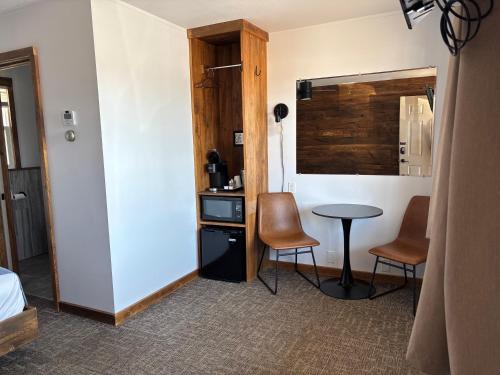 a small room with a small table and chairs at Aqua Aire Inn & Suites in Minocqua