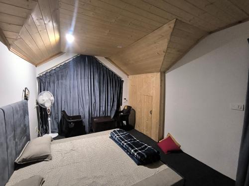 Ένα ή περισσότερα κρεβάτια σε δωμάτιο στο Zikra HomeStay