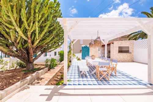 eine Terrasse mit einem Tisch und Stühlen in der Unterkunft Casa do Cacto - By WeHost in Porto Santo