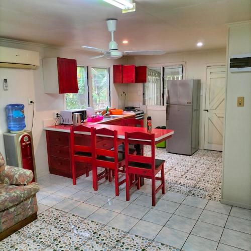 Η κουζίνα ή μικρή κουζίνα στο Nukuma'anu Vic's Guests house
