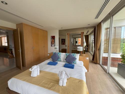 Ένα ή περισσότερα κρεβάτια σε δωμάτιο στο Bright beachfront retreat in Bang Tao