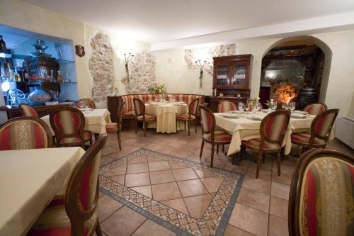 a restaurant with tables and chairs in a room at Hotel Villa Torre Antica in Atena Lucana