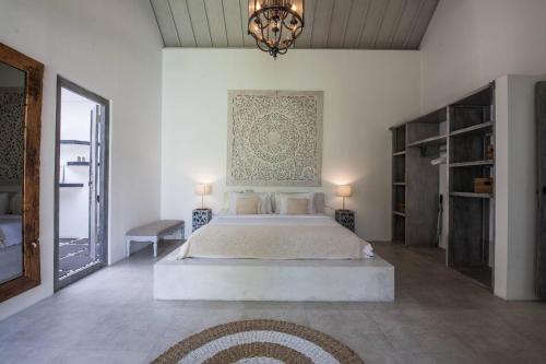 Postel nebo postele na pokoji v ubytování House of Winds Complex - Stylish 12BR Design Estate - 4 Villas near Canggu