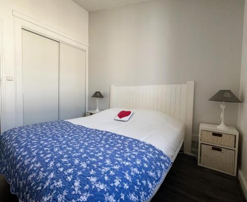 サン・マルタン・ド・レにあるAppartement VAUBAN proche plageのベッドルーム1室(青と白の毛布付きのベッド1台付)