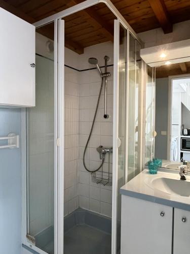 une salle de bain avec douche et lavabo dans l'établissement Appartement VAUBAN proche plage, à Saint-Martin-de-Ré
